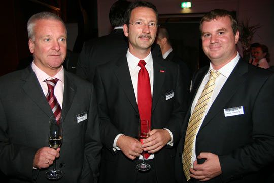 Horst Tampl und Jürgen Köster, beide  BMW Financial Service, und Jochen Ammelung, Head of Financial Services AdSales bei Autoscout24. (Archiv: Vogel Business Media)