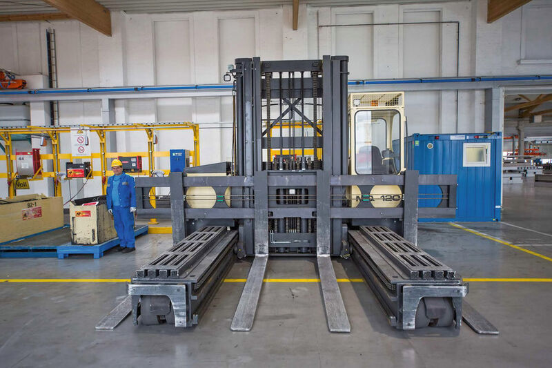 Les chariots gros tonnage du fabricant Hubtex sont utilisés pour soulever et transporter d’énormes plaques d’aluminium. (Fronius International GmbH)