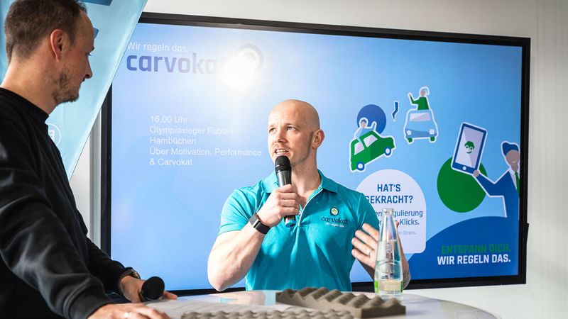 Impulskaffee zum Dritten: Der Radiomoderator Tobias Grimm (l.) interviewte Olympiasieger Fabian Hambüchen… (Bild: Stefan Bausewein)