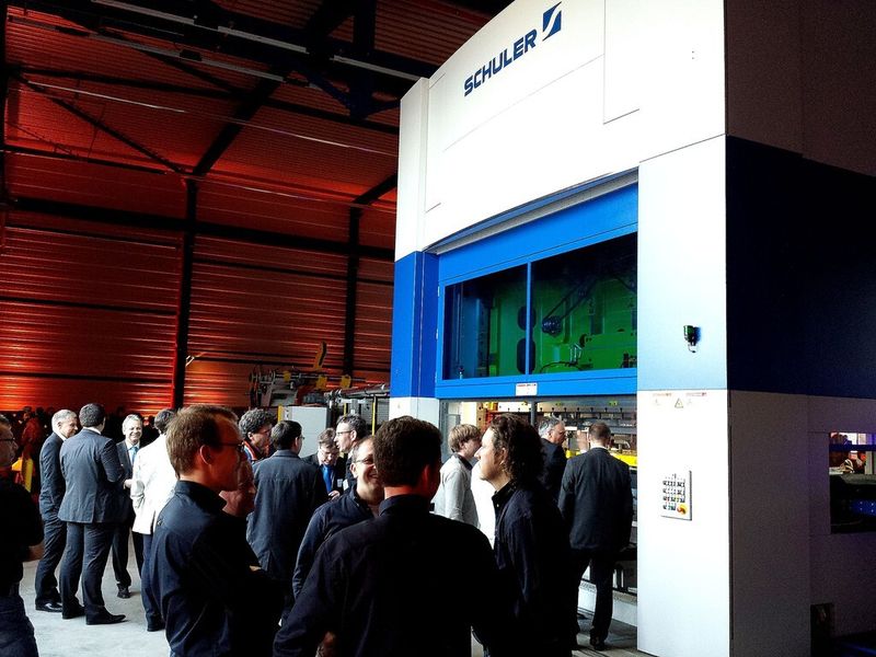 Im Fokus des Besucherinteresses stand die neue Presse der Schulerbaureihe SDT (Servo Direkt Technologie) die zusammen mit den peripheren Anlagen und dem Heru-Werkzeug die Hubzahl verdoppelte. (Bild: Kuhn)