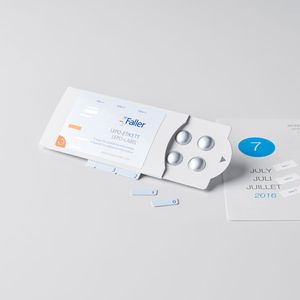 Der Pharma Compliance Pack von August Faller hilft Patienten dabei, ihre Medikamente zur richtigen Zeit und in der vorgegebenen Menge einzunehmen. Mit Hilfe eines integrierten Schiebemechanismus und durch perforierte Laschen, die vor der Einnahme abgetrennt werden, können Patienten den Blister nur „portionsweise“ aus der Packung ziehen.