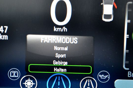 Wird der ‚Halten‘-Fahrmodus ausgewählt, schaltet sich unmittelbar der Generator zu – so kann ein hoher Batterieladestand bei Bedarf gehalten werden. (Rehberg)