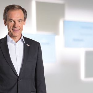 Volkmar Denner (64) legt nach 36 Berufsjahren bei Bosch und nach 16 Jahren in der Geschäftsführung seine Ämter nieder. Sein Wunsch ist, sich wieder auf die Forschung zu konzentrieren. Denner wird Scientific Advisor von Bosch im Zukunftsfeld Quantentechnologie. Er nimmt als Gast weiter an den Sitzungen der Industrietreuhand KG teil.