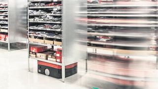 Bei BLG Logistics wird schon auf die robotergestützte Ware-zur-Person-Kommissionierung gesetzt. (BLG Logistics / Tristan Vankann)