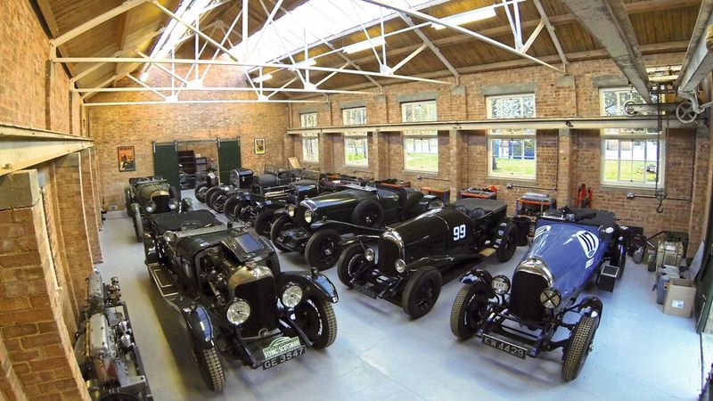 Bicester Heritage ist gut gefüllt mit Oldtimer-Spezialisten vom Motorenbauer bis zum Sattler, mit Restauratoren und Restaurants, mit Fahrschulen und Feinkostläden und sogar mit einer Brauerei und einer Gin-Destille. (Bild: Bicester Heritage )