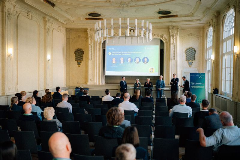 ... oder dem Panel „Forschen mit echten Gesundheitsdaten: Nutzung und Vernetzung“ mit Dr. Harald Grohganz, Projektmanager für Health Data Science am Forschungsdatenzentrum Gesundheit (FDZ); Prof. Dr. Irit Nachtigall, Direktorin des Instituts für Hygiene und Umweltmedizin, Vivantes Netzwerk für Gesundheit GmbH; Prof. Dr. Sylvia Thun, Director Core Unit eHealth & Interoperability der Charité; Prof. Dr. Jens Peters, Geschäftsfeldleiter Klinische Forschung und Geschäftsführer BPIvet, Bundesverband der Pharmazeutischen Industrie e.V., und Dr. med. Jens Heidrich, GF und ärztlicher Leiter, Labor Dr. Heidrich und Kollegen MVZ GmbH, moderiert von Marcel Weigand (v. l.). (Bild: WACH Studio GmbH)