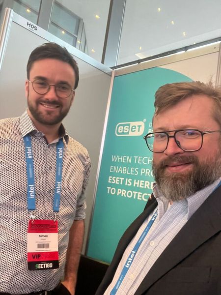 Simon Dreyer (ESET) und Stefan Riedl (IT-BUSINESS) auf dem CloudFest in Rust. (Bild: IT-BUSINESS)