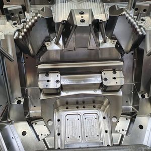 Komplexe Geometrien: Die fertig bearbeitete Werkzeughälfte des Scheinwerfer-Werkzeugs mit bereits montierten Formeinsätzen. (Bild:  Moldino)