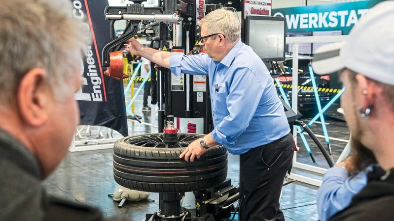 Die korrekte Reifenmontage und viele andere Service­themen werden bei der The Tire Cologne live demonstriert.(Bild:  Koelnmesse GmbH, Thomas Klerx; Oliver Wachenfeld)