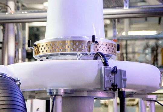 Am K-Messestand von Reifenhäuser Blown Films gab es einen Rekord zu erleben, denn die Folienextrusion für Schwergutsäcke konnte mit einer Ausstoßleistung von 600 Kilogramm pro Stunde erfolgen, ohne dass die Folienqualität ins Schwanken kam.(Bild:  Reifenhäuser Blown Films)