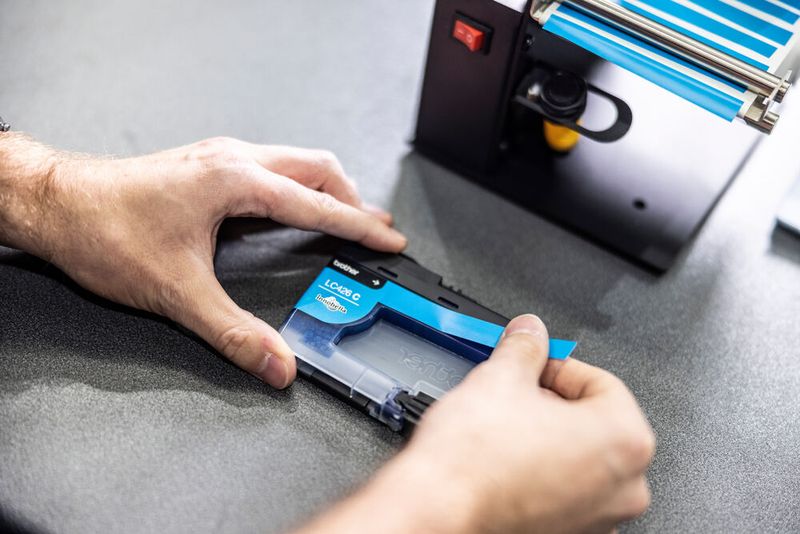 Der Aufkleber wird ebenfalls erneuert. Der Kunde erhält damit eine neuwertige Tintenpatrone. (Bild: Brother)