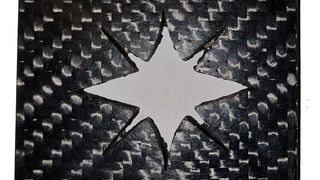 Solche Konturen können per Ultraschall-Schwingläppen auch in Composites eingearbeitet werden. Hier ein Beispiel in CFK (carbonfaserverstärkter Kunststoff). (Bild: IMP)