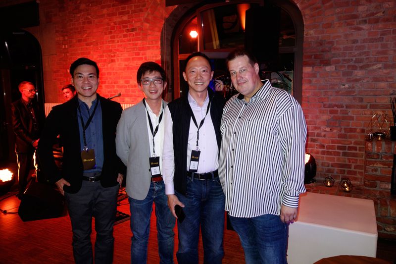 Rüdiger Kriete mit den Vivotek Team (v. r.) Kay Chan, Jeff Wang und Wei Tong Chang. (Bild: IT-BUSINESS)