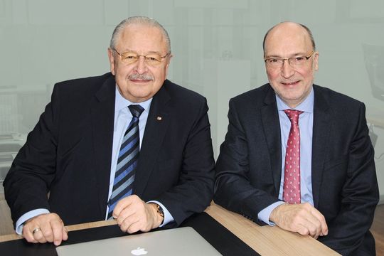 Der ZDK und die BDK wollen im engen Schulterschluss dem Kfz-Gewerbe im anstehenden Digitalisierungsprozess zur Seite stehen, betonen ZDK-Präsident Jörg Karpinski (li.) und BDK-Geschäftsführer Dr. Hermann Frohnhaus.(Bild:  Lulei)