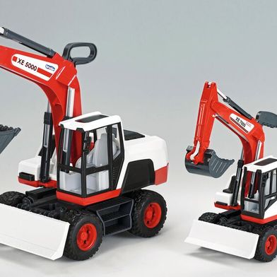 The toy mobile excavator "Bruder Roadmax" by Bruder Spielwaren GmbH + Co. KG (original on the left) was blatantly copied by a Chinese manufacturer. (Image:Aktion Plagiarius e.V.)