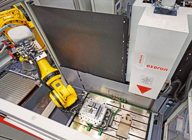 Absetzen einer Palette auf dem Nullpunktspannsystem der Senkerodieranlage von Exeron. (Bild: Klaus Vollrath)