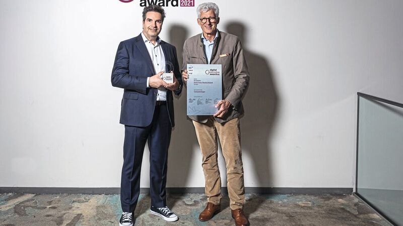 Die zwei Digitalisierungsexperten Derek Finke (l.) und Stefan J. Gaul nahmen den Digital Automotive Award für die Autohausgruppe entgegen.