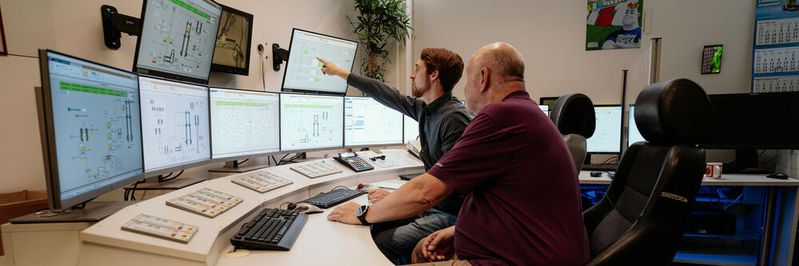 Ein modular aufgebautes Prozessleitsystem, das speziell für die verfahrenstechnische Prozessindustrie entwickelt wurde, besitzt Regelsysteme, die neben anderen Werten auch die Produktfeuchte erfassen können.(Bild:  Schneider Electric)