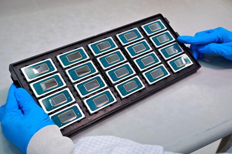 Die Fertigung der Core-Ultra-Prozessoren läuft bereits. Hier sind fertige CPUs im Packaging-Werk in Malaysia zu sehen. (Bild: Intel)