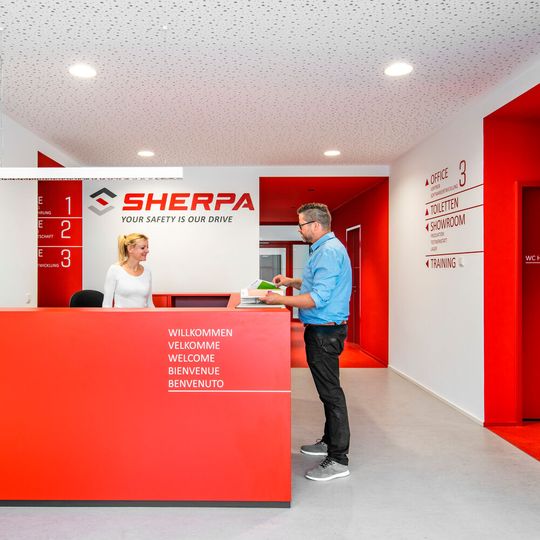 Erste Anlaufstelle für Besucher am Standort Ampfing ist der Counter im neuen klaren Corporate Design von Sherpa.(Bild:  Peter Untermaierhofer)