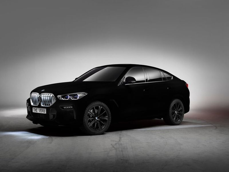 Das schwärzeste SUV: BMW und die Firma Surrey Nanosystems haben die dritte Generation des X6 mit einer speziellen Beschichtung lackiert. (BMW)