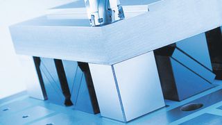 Bewegliche Polverlängerungen passen sich bei den Magnos-Quadratpolplatten individuell ans Werkstück an. So können selbst Rohteile deformationsfrei und schnell gespannt werden.  Bild: Schunk (Archiv: Vogel Business Media)