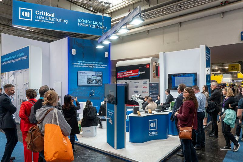 Critical Manufacturing präsentierte Interessierten in einer Live-Vorführung eine Roboter-Montagestation, die das Manufacturing Execution System des portugiesischen Unternehmens integrierte. Diese Vorführung wurde durch eine immersive Virtual-Reality-Erfahrung ergänzt, die es den Besuchern ermöglichte, die optimierten Produktionsabläufe der MES-Lösung mit intuitiven Dashboards und einfachen Prozessen zu erleben, von der Überwachung der Aufgaben bis zur Qualitätskontrolle. (Bild: Vogel Communications Group)