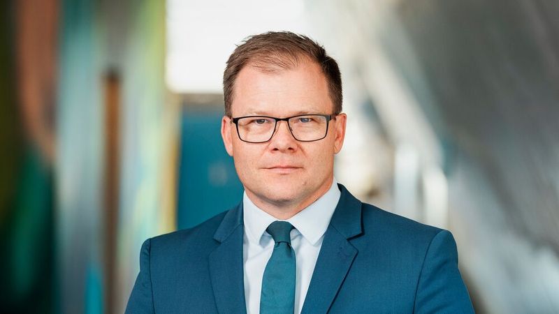 Bundesumweltminister Carsten Schneider ruft zum Black-Friday-Aktionstag dazu auf, zu Gebrauchtgeräten zu greifen und ungenutzte Elektrogeräte zu recyceln.(Bild:  BMUKN/Sascha Hilgers)