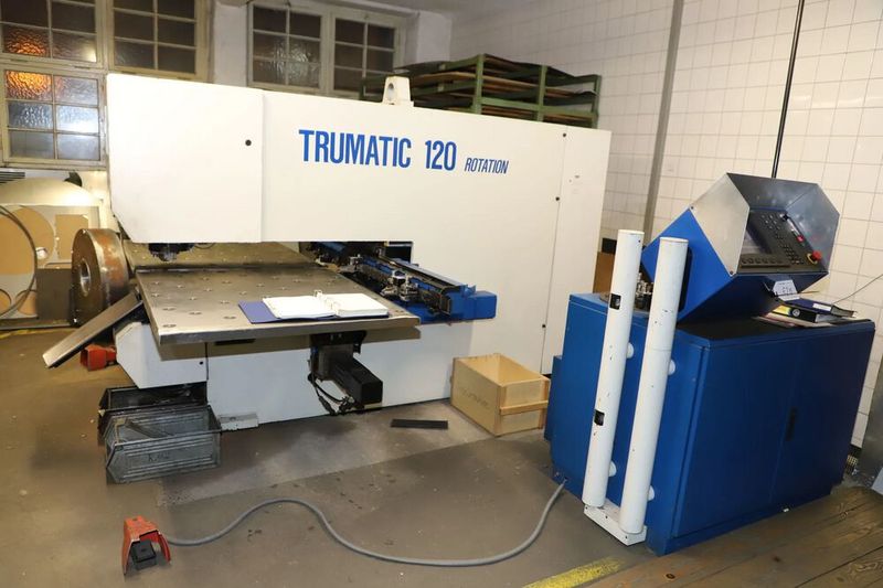 In Sachen Blechbearbeitung bietet Surplex diese Trumatic 120 Rotation an – eine Nibbelmaschine von Trumpf. (Bild: Surplex)