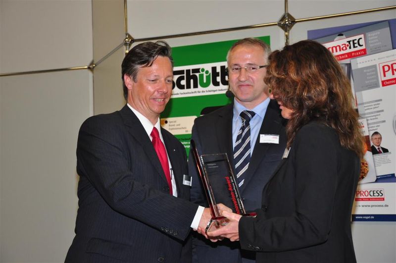 Der Innovation-Award im Bereich Pharmatechnik geht für die Reinstwasserpumpe Osmotron Pro an das Unternehmen Christ Pharma & Life Science. Manfred Seifert, Vertriebsleiter Süd (links) nahm die Auszeichnung von Anke Geipel-Kern, Ressortleiterin PharmaTEC entgegen. (Archiv: Vogel Business Media)