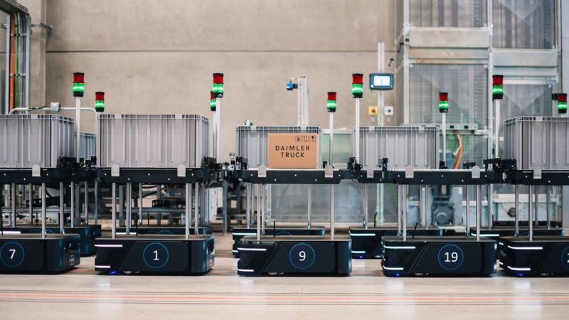 20 regionale Parts Center und in Summe mehr als 3.000 Händler werden weltweit werden von Halberstadt aus versorgt. (Bild: Daimler Truck AG)