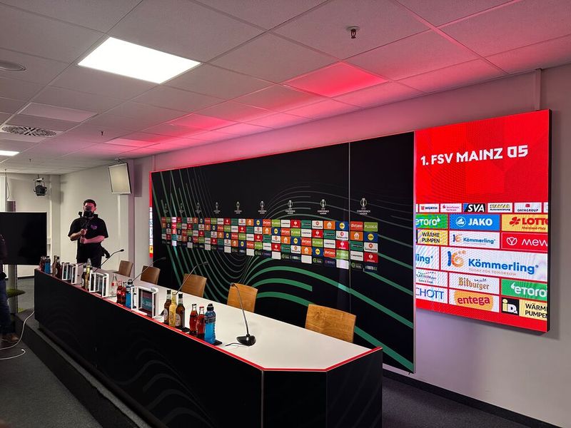 Frage des Tages: Warum hat die UEFA nicht die digitale Wand genutzt, sondern extra eine Wand drucken lassen? (Bild: Vogel IT-Medien)