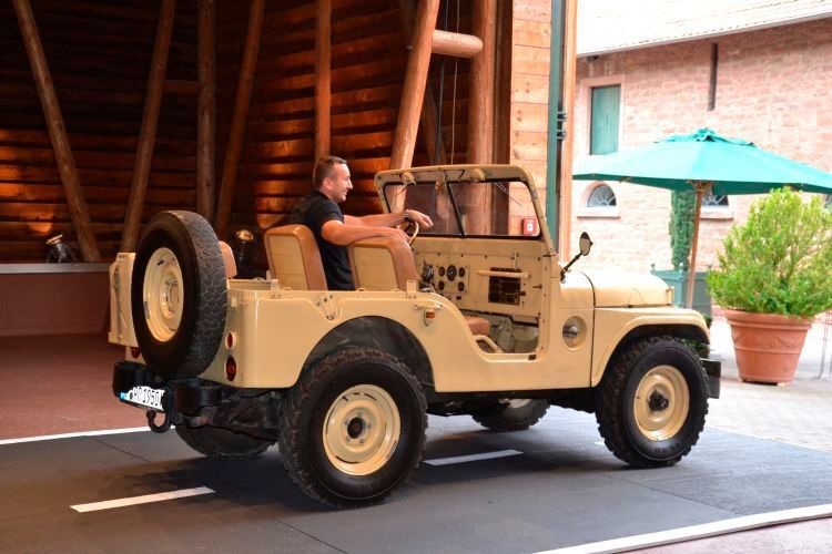 Über den Willys-Overland-Jeep M38A1 (1952 bis 1971) sagt Hauf: „Anfang der 1950er Jahre brauchte die U.S.-Army erneut eine große Menge an leichten 4x4-Fahrzeugen. Der Korea-Krieg war der Grund für die Aufrüstung. Willys-Overland nutzte den Auftrag für eine Erneuerung – und schuf mit deutlich runderen Design des M38A1 damals unbewusst eines der bis heute fortgeführten Automobildesigns der Welt.“ (Michel / »kfz-betrieb«)