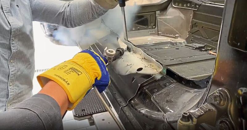 Beim patentierten Split Master-Verfahren werden die im Klebstoff enthaltenen Elastomere bei niedrigen Temperaturen von bis zu -80 °C versprödet. (Bild: Mycon)