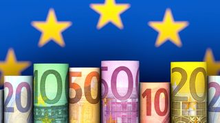 Die EU-Kommission gibt jährlich rund eine Milliarde Euro für Beratung, Studien, Evaluierungen und Forschung aus (© bluedesign - stock.adobe.com)