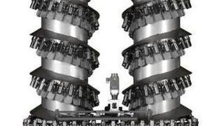 Gestapelte Produktivität: Der Tooltower von Chiron mit seinen maximal 210 Plätzen, wahlweise für 130, 170 oder 210 Werkzeuge, sorgt für Fertigungsflexibilität auf kleinem Raum. (Bild: Chiron)