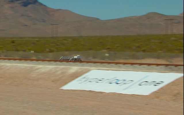 Wer blinzelt, verpasst's: Innerhalb von einer Sekunde wurde der Hyperloop-Schlitten auf 53 Meilen pro Stunde (etwa 85 km/h) beschleunigt. (Hyperloop One / Youtube)