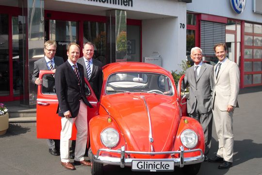 Sie feiern gemeinsam 80 Jahre Autohaus Glinicke: (v.li.) Thomas Giepen (Glinicke-Regionalleiter Ost), Carsten Bachmann (Glinicke-Regionalleiter Mitte), Finanzchef Ralf Schaub, Senior-Chef Peter Glinicke und Junior-Chef Florian Glinicke. (Archiv: Vogel Business Media)