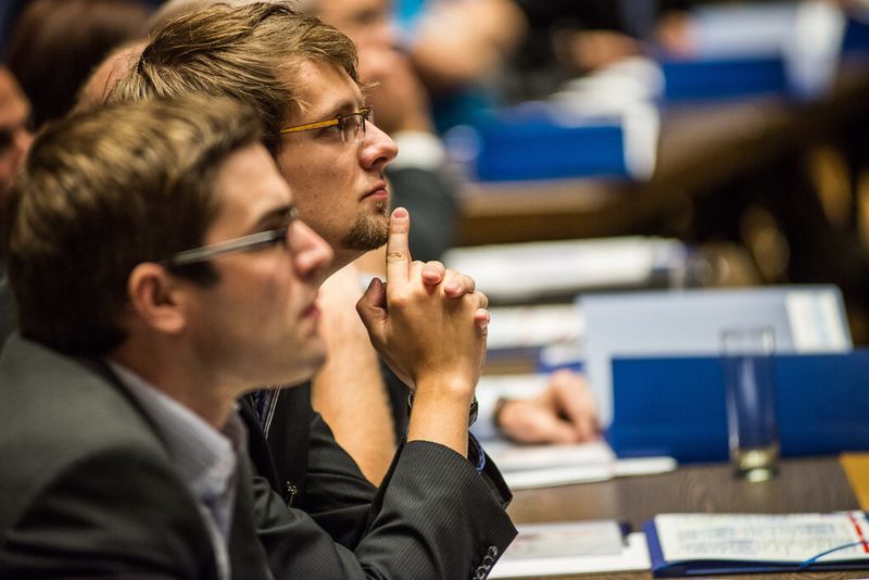 Sehr konzentriert verfolgten die mehr als 300 Teilnehmer die Vorträge auf der Fachtagung Carbon Composites 2012. (Bild: Mack)