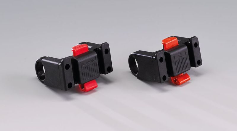 Der Lenker-Adapter „Klickfix“ stammt von der Rixen & Kaul GmbH (links im Bild) und wurde von einer chinesischen Firma plagiiert. Der Vertrieb erfolgte u.a. über einen italienischen Hersteller von Fahrradkörben. Design, Funktion und Farben wurden 1:1 übernommen, so dass bewusste Verwechslungsgefahr mit dem Original besteht. Allerdings ist das Plagiat in Bezug auf Materialien und Verarbeitung extrem billig. Die italienische Firma bestreitet den Vertrieb des Plagiats trotz eindeutiger Beweise. (Bild: Aktion Plagiarius e.V.)