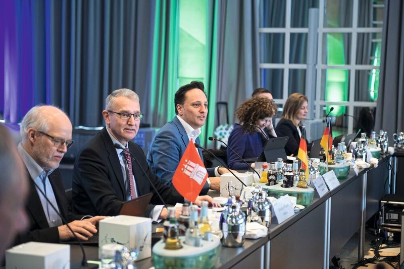 Jörn Riedel (ganz links) aus Hamburg mit Kollegen aus dem IT-Planungsrat (Jennifer Weyland/Saarländische Landesregierung)