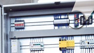 Dieser Schaltschrank kommt in der Automobilindustrie zum Einsatz und übernimmt dort die Steuerung einer Schweißanlage. Mit an Bord: Ein Ewon Cosy VPN-Fernwartungsrouter – im Zusammenspiel mit einer SPS von Siemens. (Wachendorff)