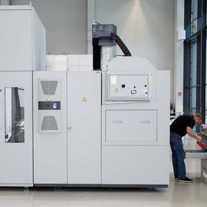 Haas Schleifmaschinen bringt ein Regalmagazin für bis zu 70 Schleifscheiben und 20 Kühlmittelschutze für die Schleifmaschinen Multigrind CB und CA auf den Markt.