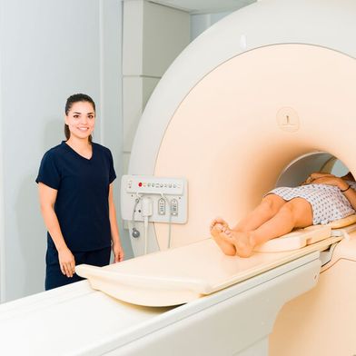 Metallische Gegenstände wie Kabel können im MRT durch die Luft fliegen oder sich erhitzen.  (Bild: © AntonioDiaz - stock.adobe.com)