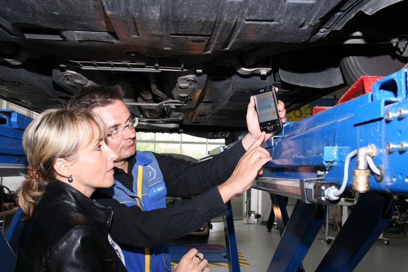 Aktuell: Die Fahrzeugunter suchung mittels PDA. Der Prüfer findet auf ihm umfangreiche Informationen für die Prüfung elektronischer Fahrzeugkomponenten.  (Foto: TÜV SÜD)