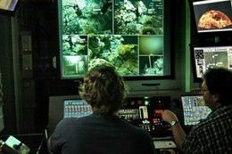 Im Kontrollraum steuern zwei Piloten den Quest (Bild: MARUM − Zentrum für Marine Umweltwissenschaften, Universität Bremen)
