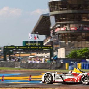 Tom Kristensen biegt im Audi R15 TDI mit der Startnummer 7 auf die Start-Ziel-Gerade der 24 Stunden von Le Mans 2010 ein. Er kommt mit Dindo Capello und Allan McNish hinter zwei Schwesterautos als Dritter ins Ziel. (Bild:  Audi)