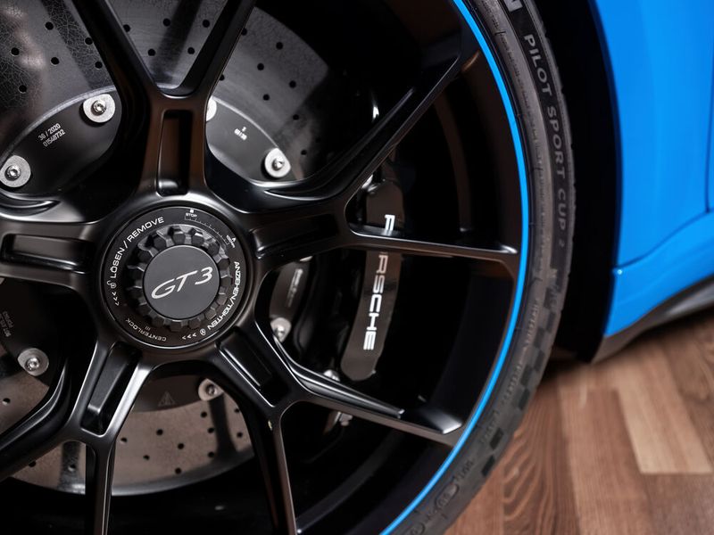 Die Schmiederäder mit Zentralverschluss sind beim neuen GT3 deutlich größer. Die Bremsscheiben sind nun leichter. Insgesamt hat Porsche die ungefederte Masse verringert. (Bild: Auto-Medienportal.Net/Porsche)