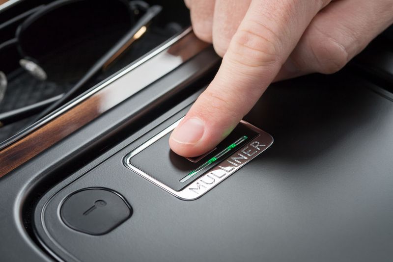 Der Tresor lässt sich nur mit Fingerabdrucksensor öffnen ... (Bild: Bentley)