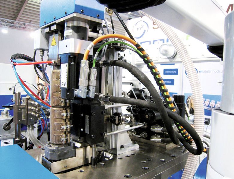 Bild 4: Spritzeinheit mit Plastifizierzylinder, Vertikalführung und Servohydraulik für den Einspritzkolben. Plastifizieren und Einspritzen sind funktionell getrennt.  (Bild: Bauer)